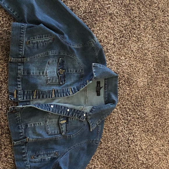 4 Jean Jackets. 3 crop style and 1 half sleeves - Picture 4 of 4